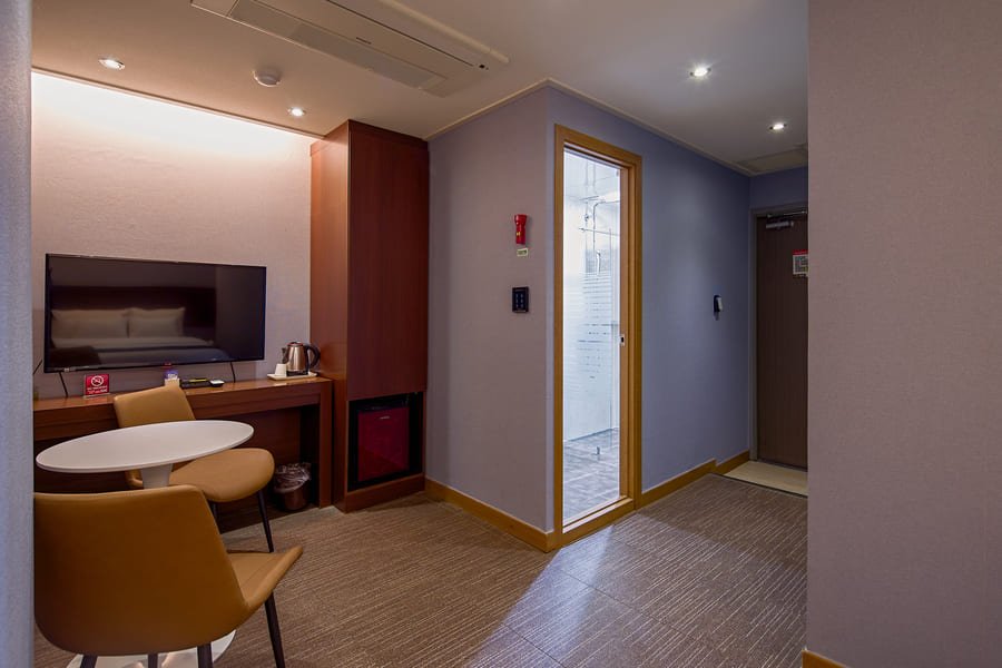 Deluxe Double Room living